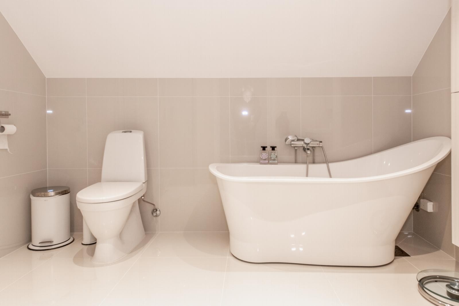 Baderom i 2. etasje. Nytt og stort badekar, type Svedberg. Galleribilde