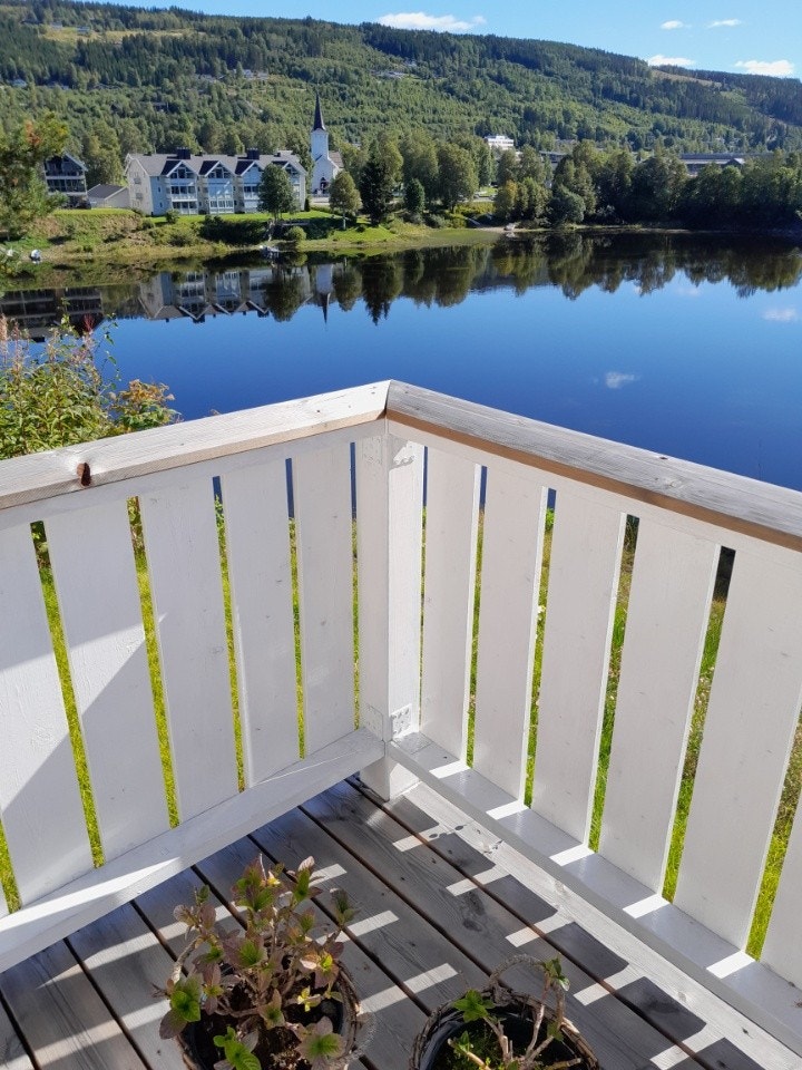 Flott utsikt over til Trysil Kirke i sentrum. bilde tatt fra terrassen mot sør Galleribilde