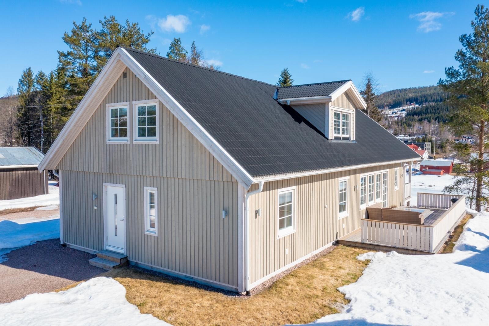 Flott nyere enebolig med utleiehybel. Galleribilde