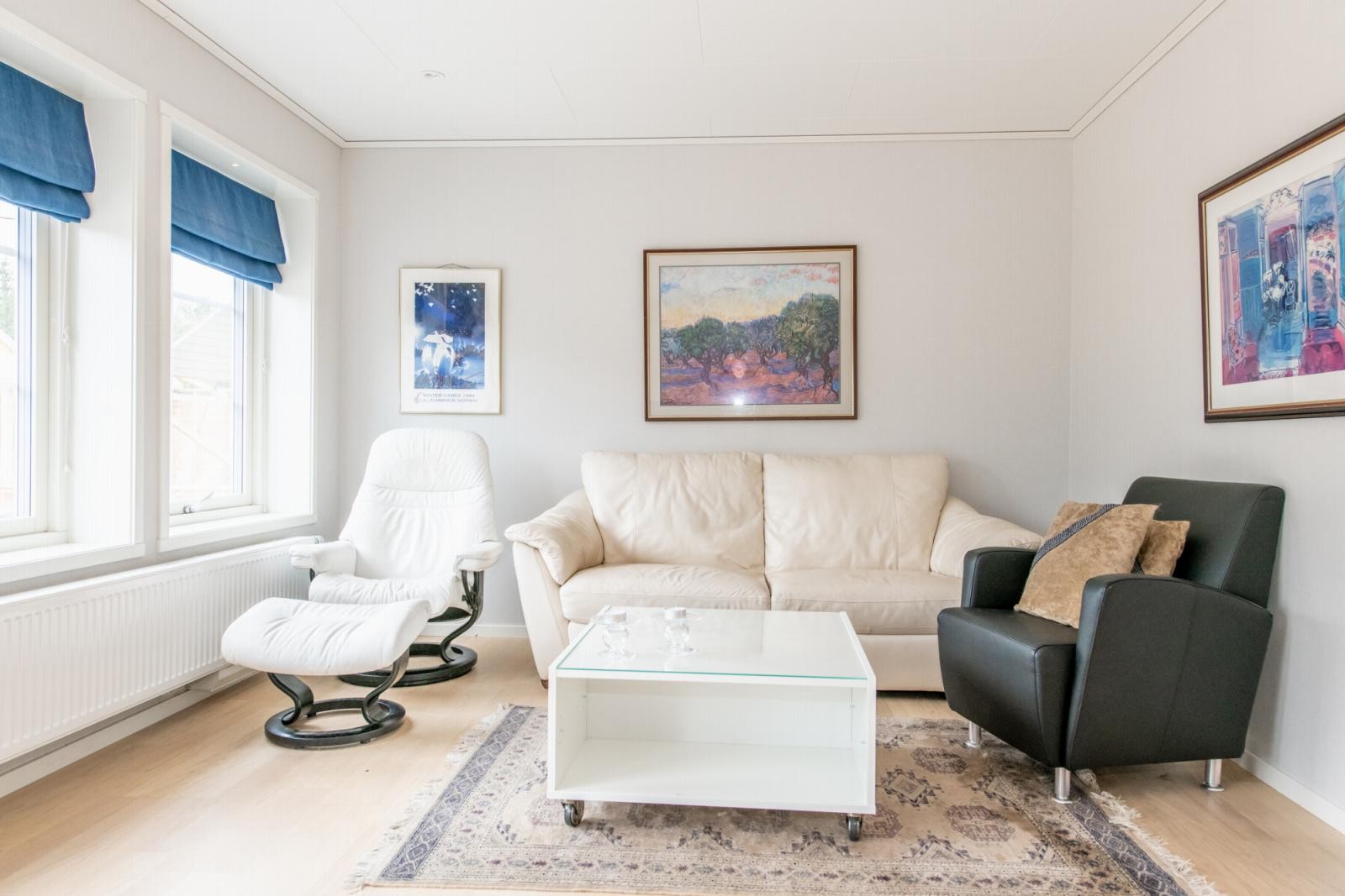 Stua har god plass til sittegruppe. Galleribilde