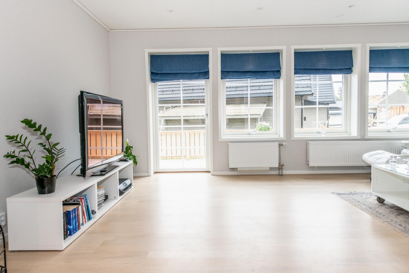 Stue med utgang til terrasse mot sør. Galleribilde