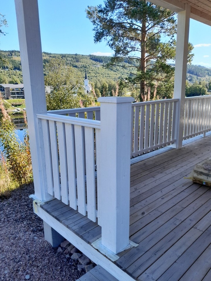 Flott utsikt fra terrasser i både 1. og 2. etg., mot Øst, Trysil Kirke, sentrum og nedover Trysilelva. Galleribilde