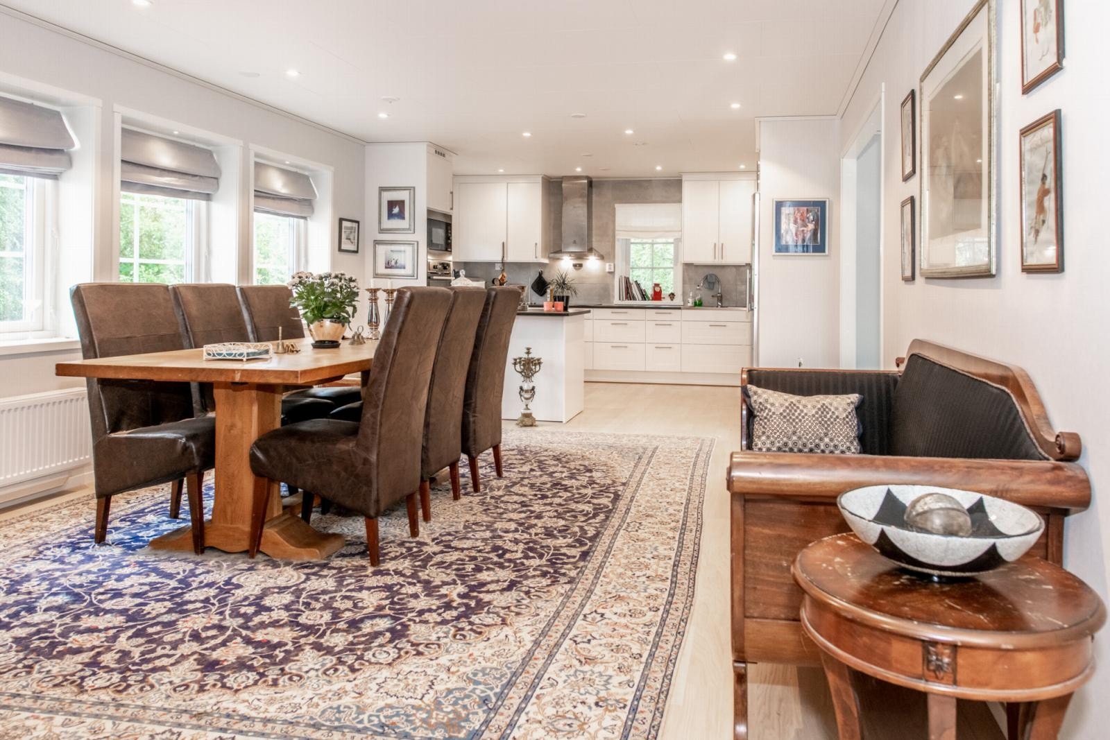 Et fantastisk kjøkken med stor spiseplass, i åpen kjøkkenløsning. Det er god plass til stort spisebord. Galleribilde