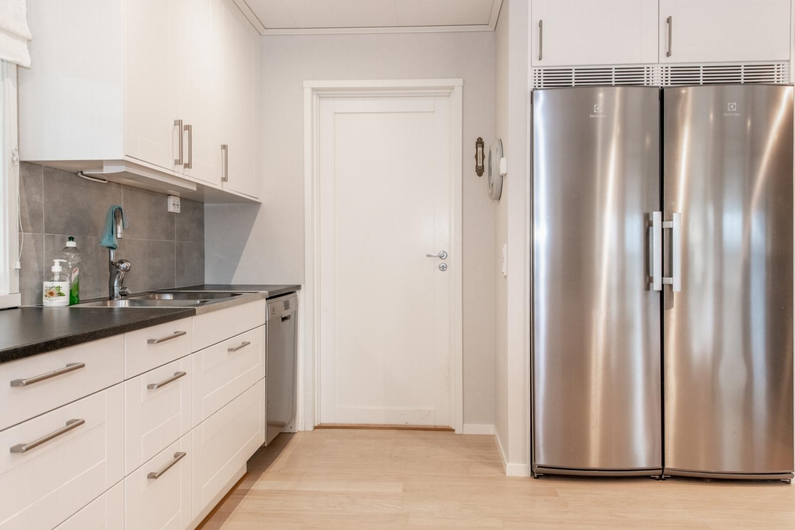 Moderne kjøkken med god plass. Galleribilde