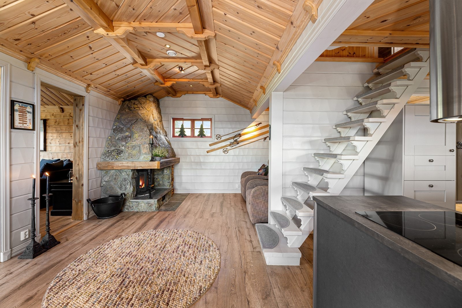 Fra kjøkkenet er det åpen løsning mot peisestuen. Galleribilde