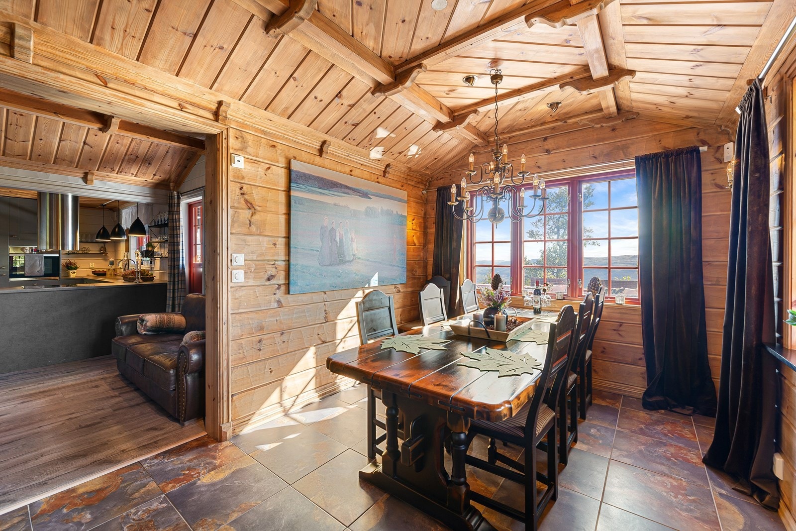 I spisestuen er det god plass til et stort spisebord. Galleribilde