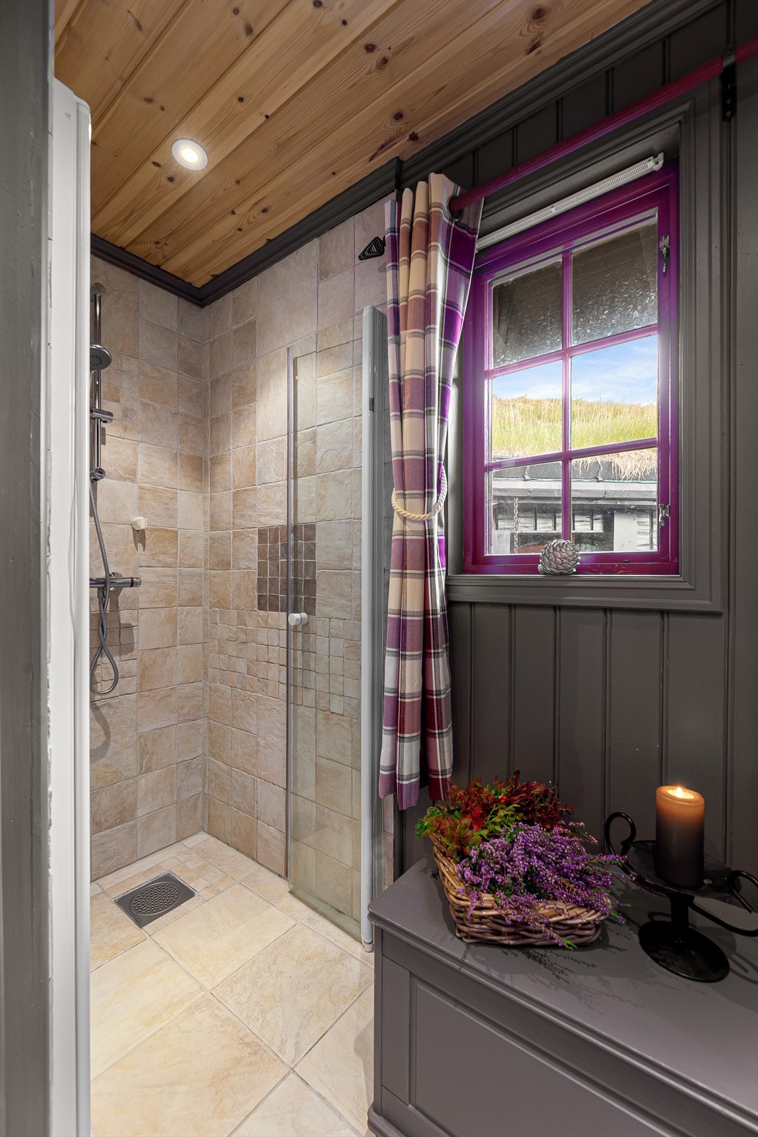 Badet har dusjnisje med glassdør. Galleribilde