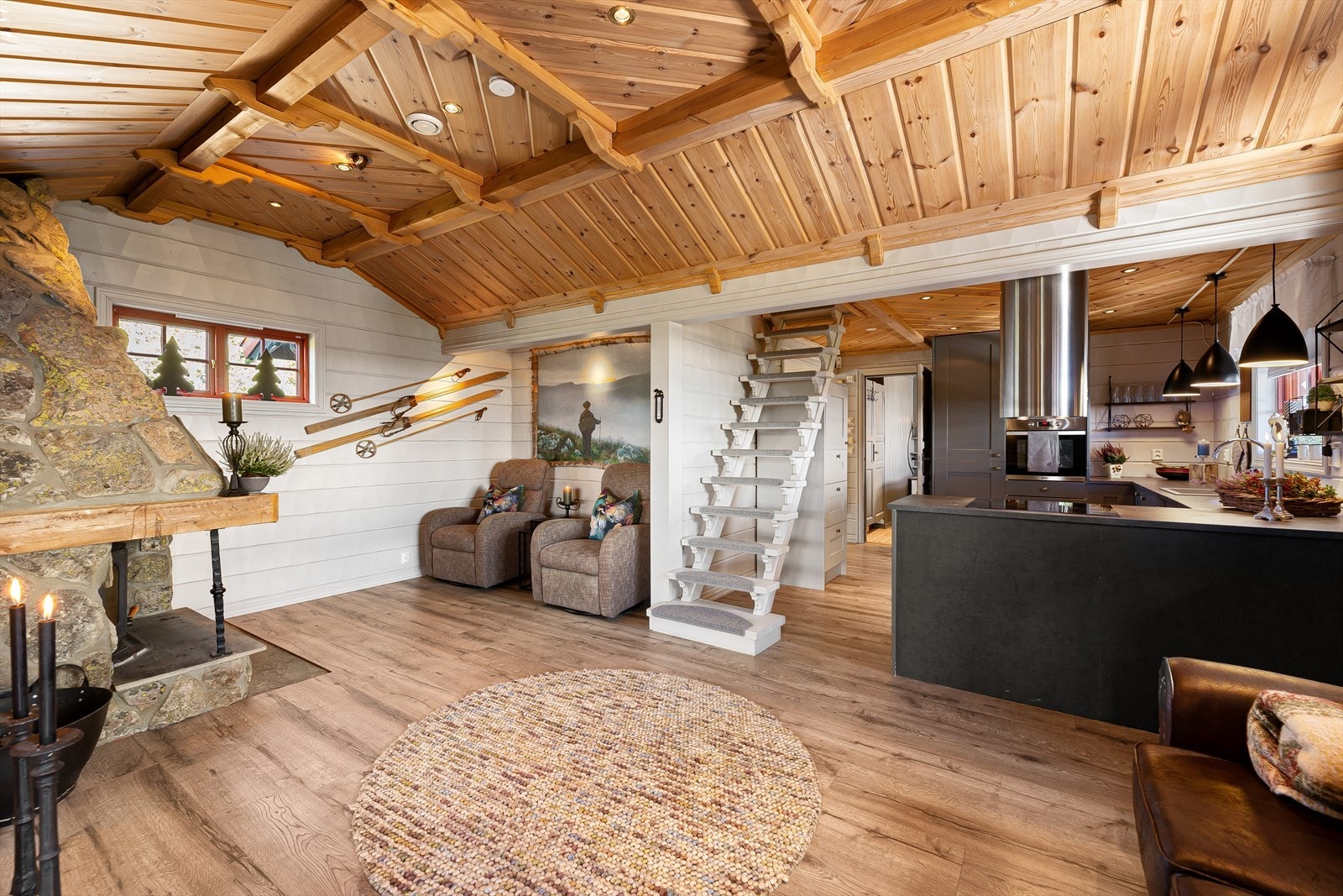 Her er det god plass til sofa eller lenestoler. Galleribilde