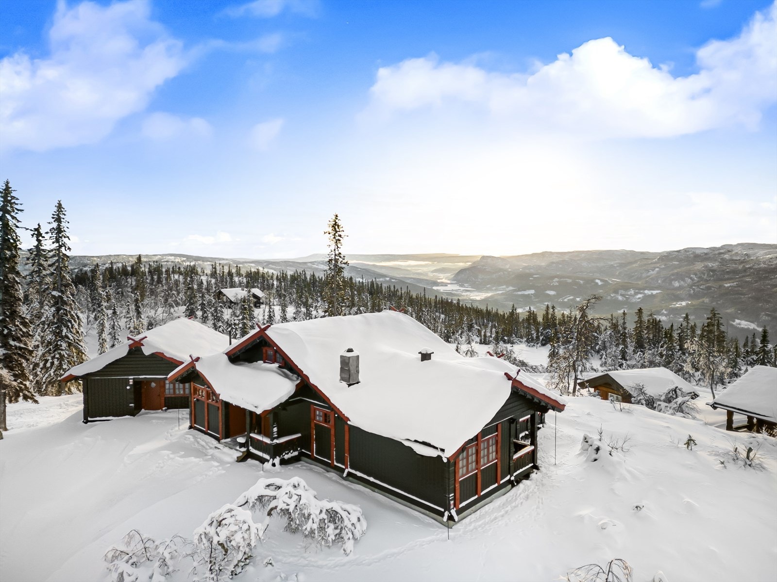 Fra eiendommen er det vidstrakt utsikt mot sør og vest, og flotte solforhold. Galleribilde