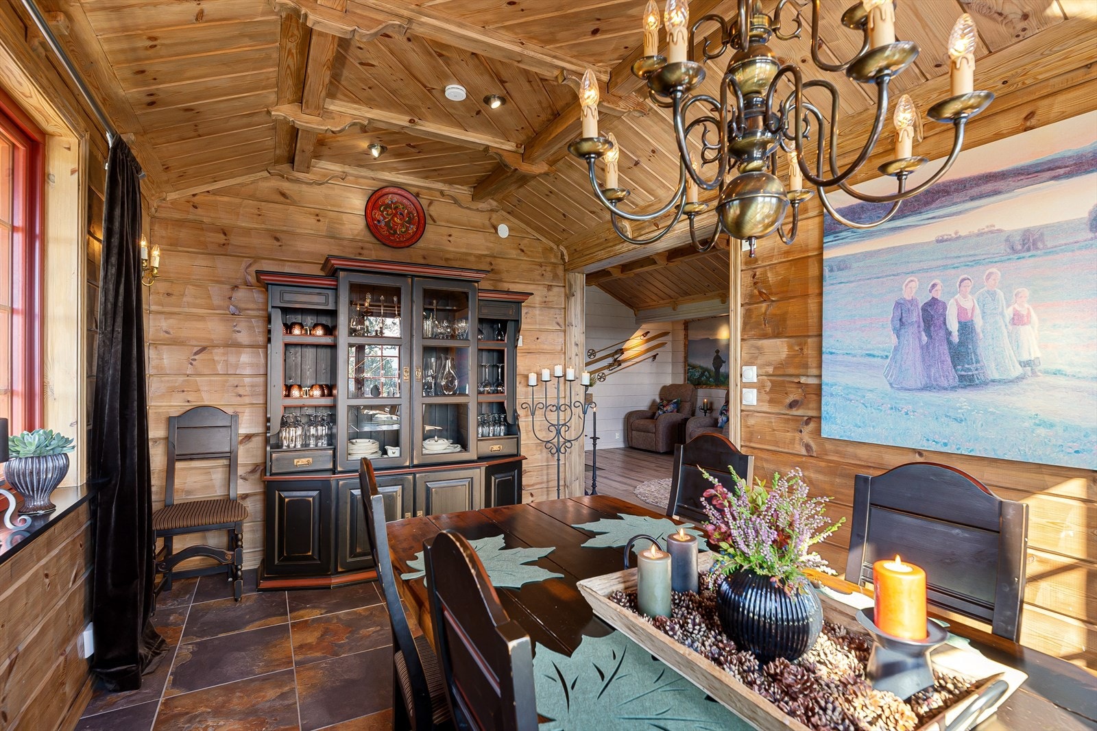 Store vindusflater gir fint med naturlig lys. Galleribilde