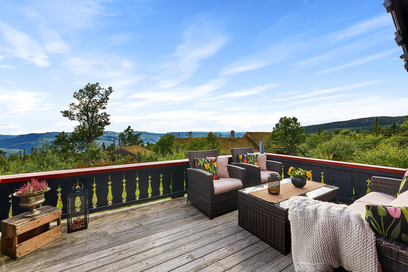 Terrassen er stor og det er god plass til både spise- og sittemøblement. Galleribilde