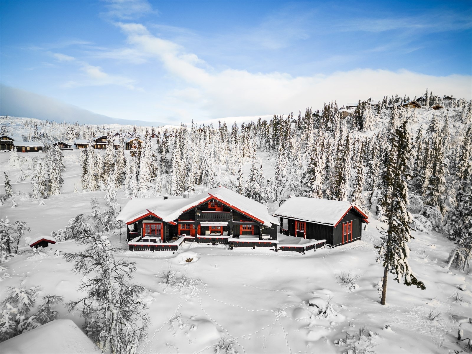 Fra hytta er det ca. 30 minutters kjøring til Quality Spa og Resort Norefjell, med restauranter og aktiviteter som klatring, rappellering og Bøeseter alpinbakker. Galleribilde