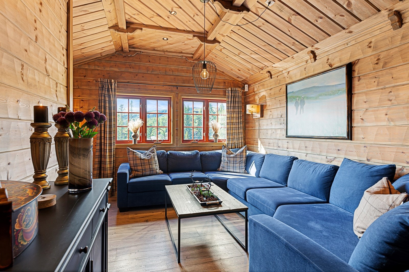 Hytta har en meget god og familieorientert planløsning med flere stuer og oppholdsrom. Galleribilde