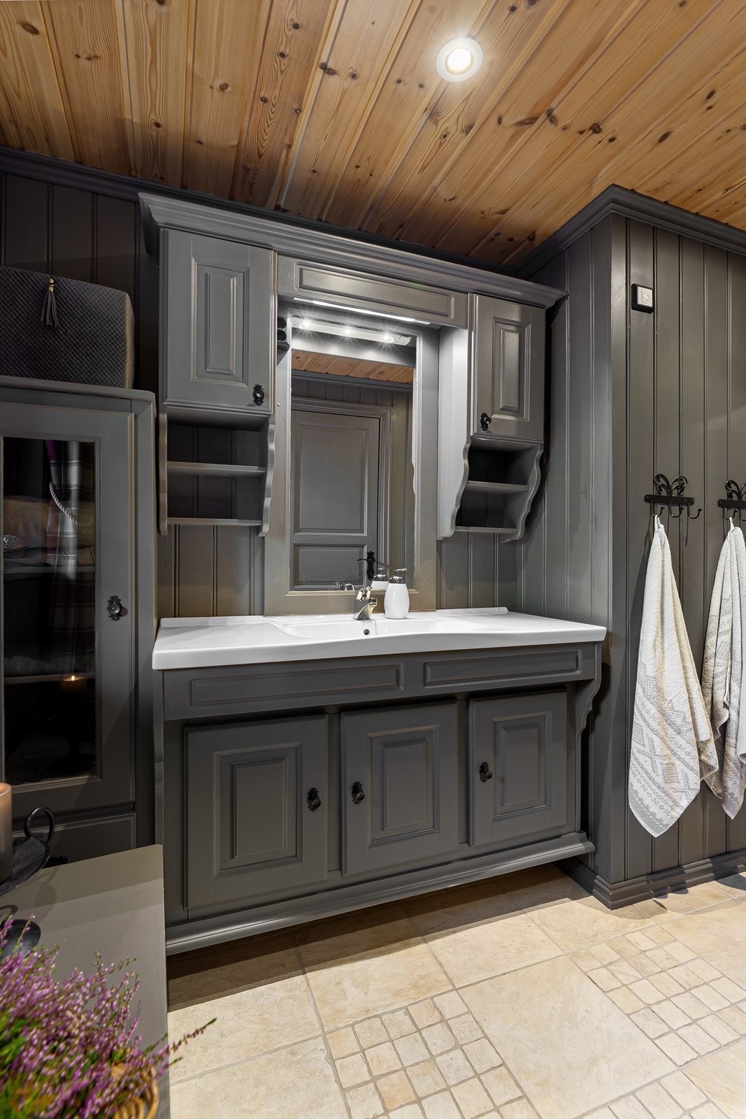 Badet har en romslig baderomsinnredning. Galleribilde