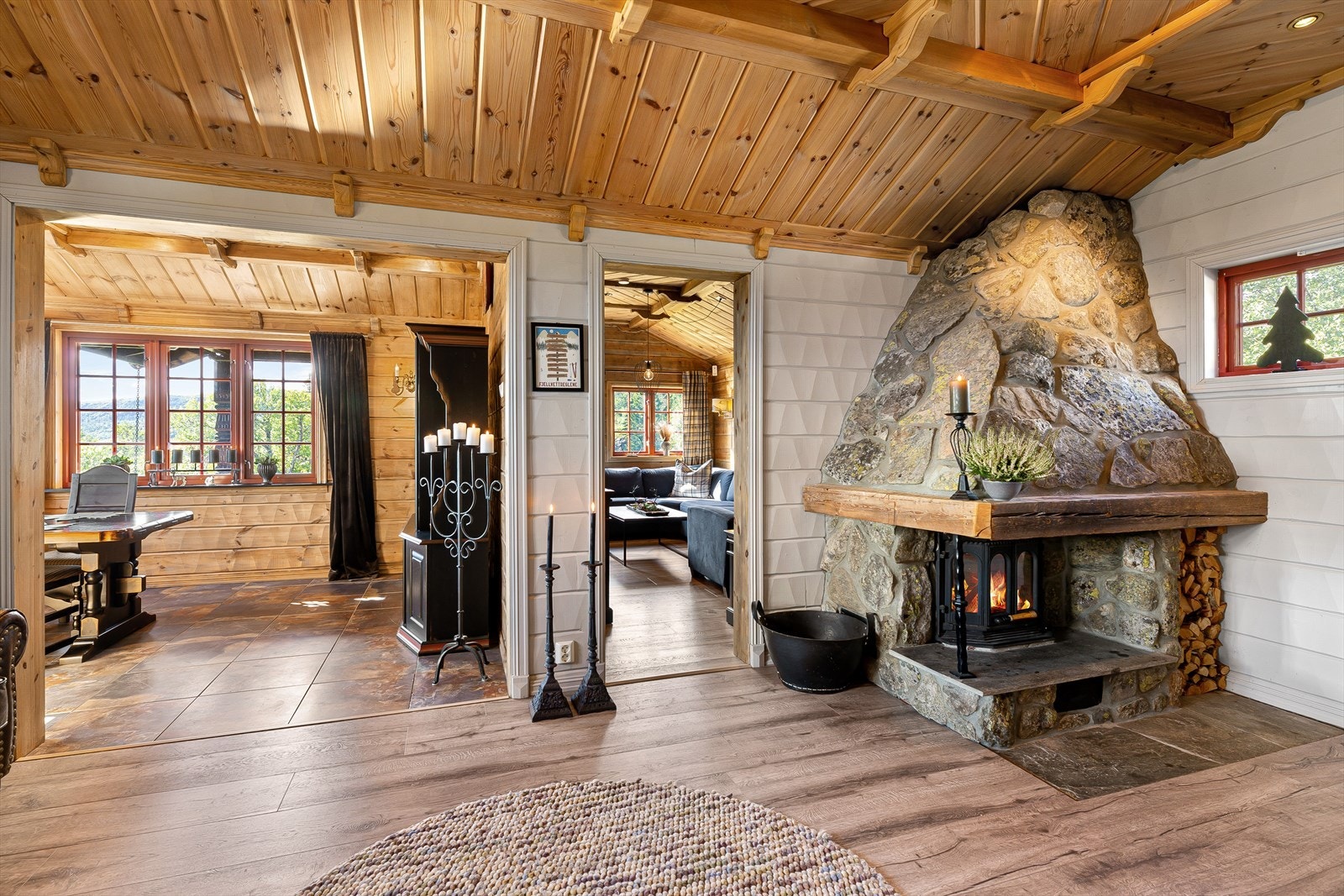 Fra peisestuen er det adkomst til både spisestue og tv-stue. Galleribilde