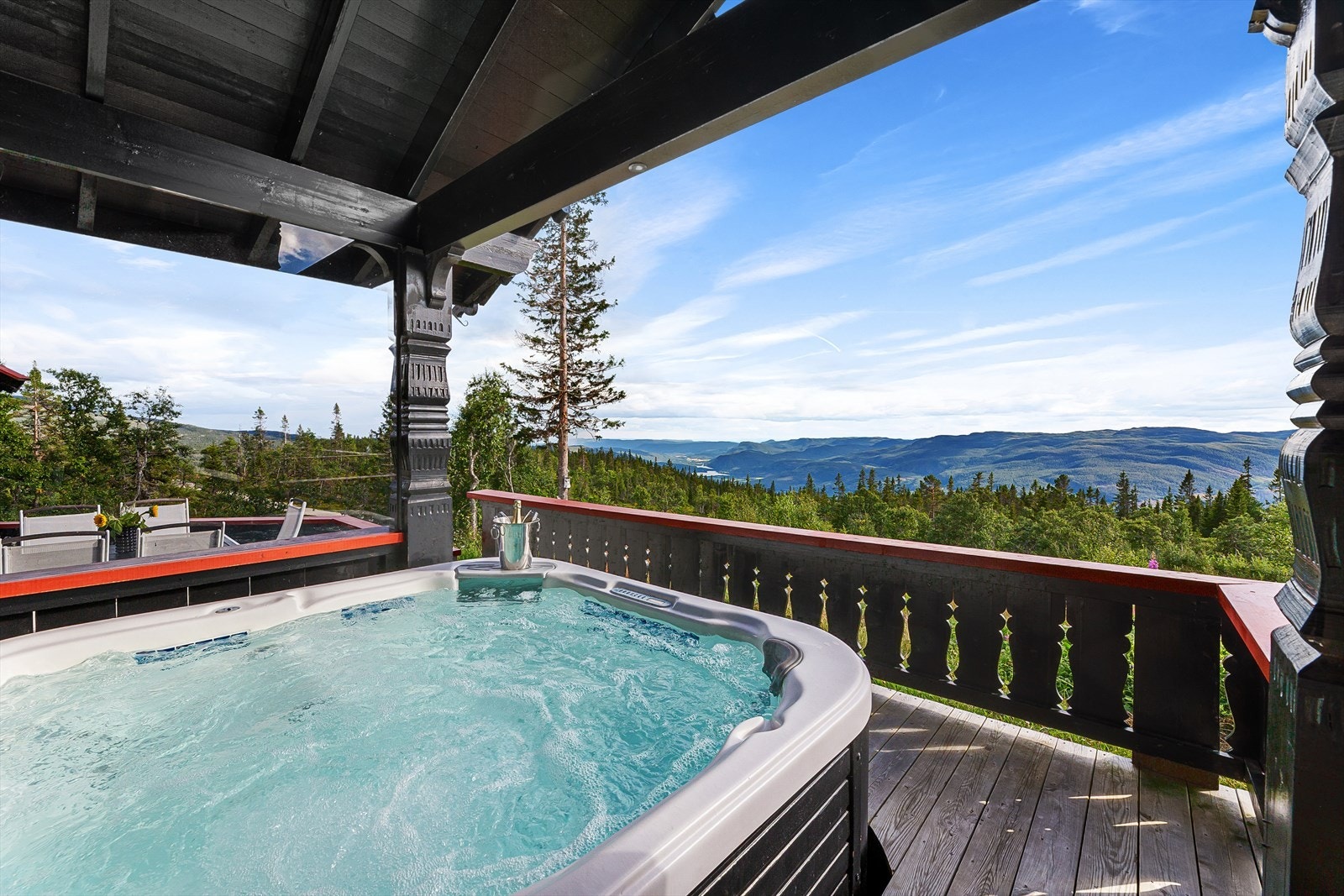 Fra verandaen er det vidstrakt utsikt mot sør og vest, og flotte solforhold. Galleribilde