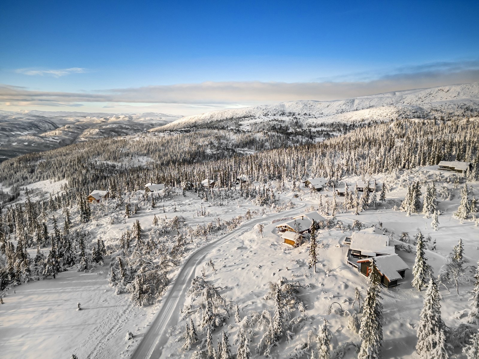 Hytta ligger fint i terrenget og har en romslige utearealer og fin naturtomt. Galleribilde