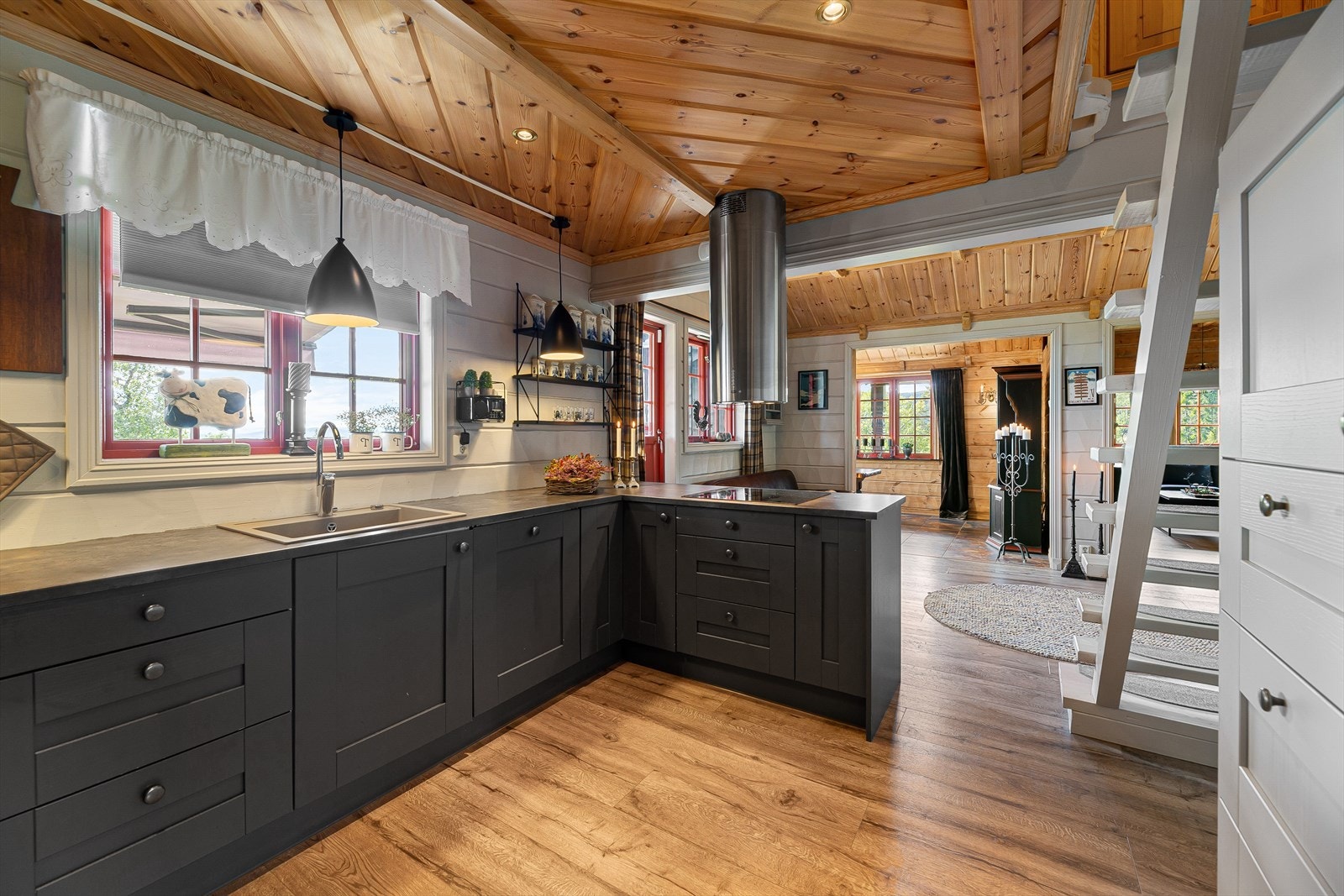 Kjøkkenet har effektive arbeidsflater og god plass i skuffer og skap. Galleribilde