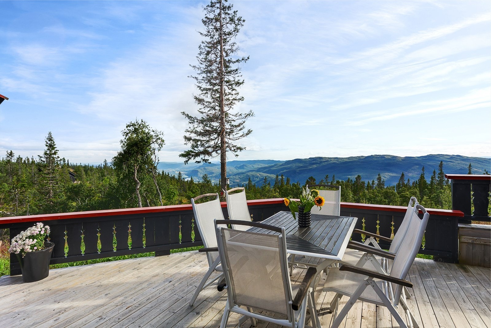Fra peisestuen er det utgang til en flott terrasse med svært gode solforhold og nydelig utsikt. Galleribilde