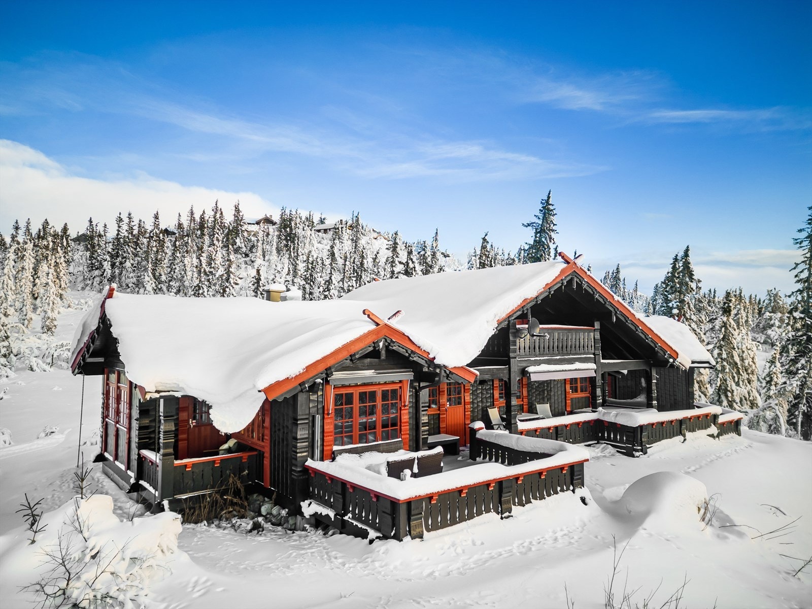 Fra hytta er det umiddelbar nærhet til variert turterreng sommer som vinter, samt milevis av preparerte skiløyper i flere retninger og fantastiske turmuligheter til fots. Galleribilde