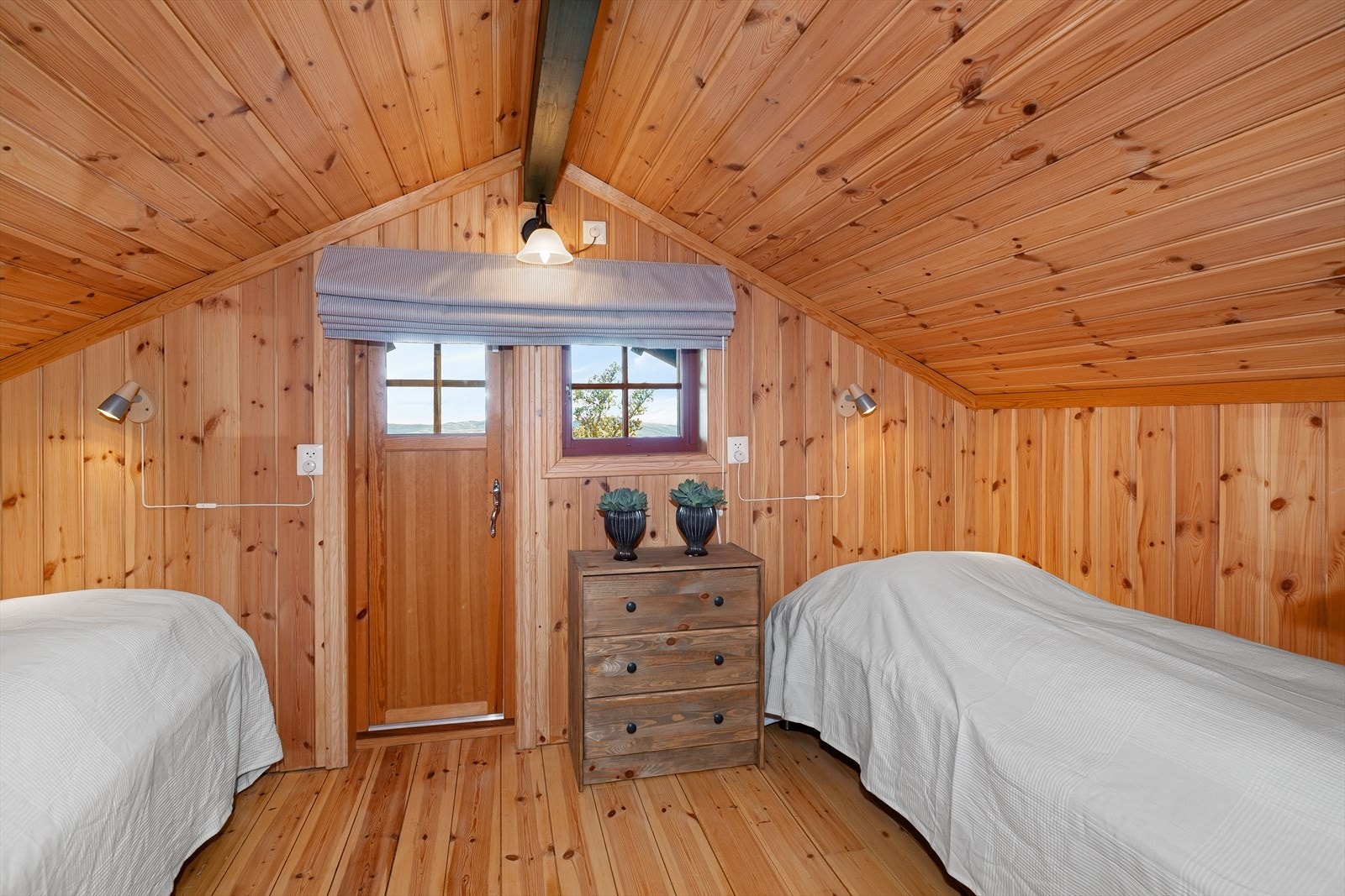 I 2. etasje finnes det ytterligere 2 soverom. Det ene soverommet har utgang til veranda. Galleribilde