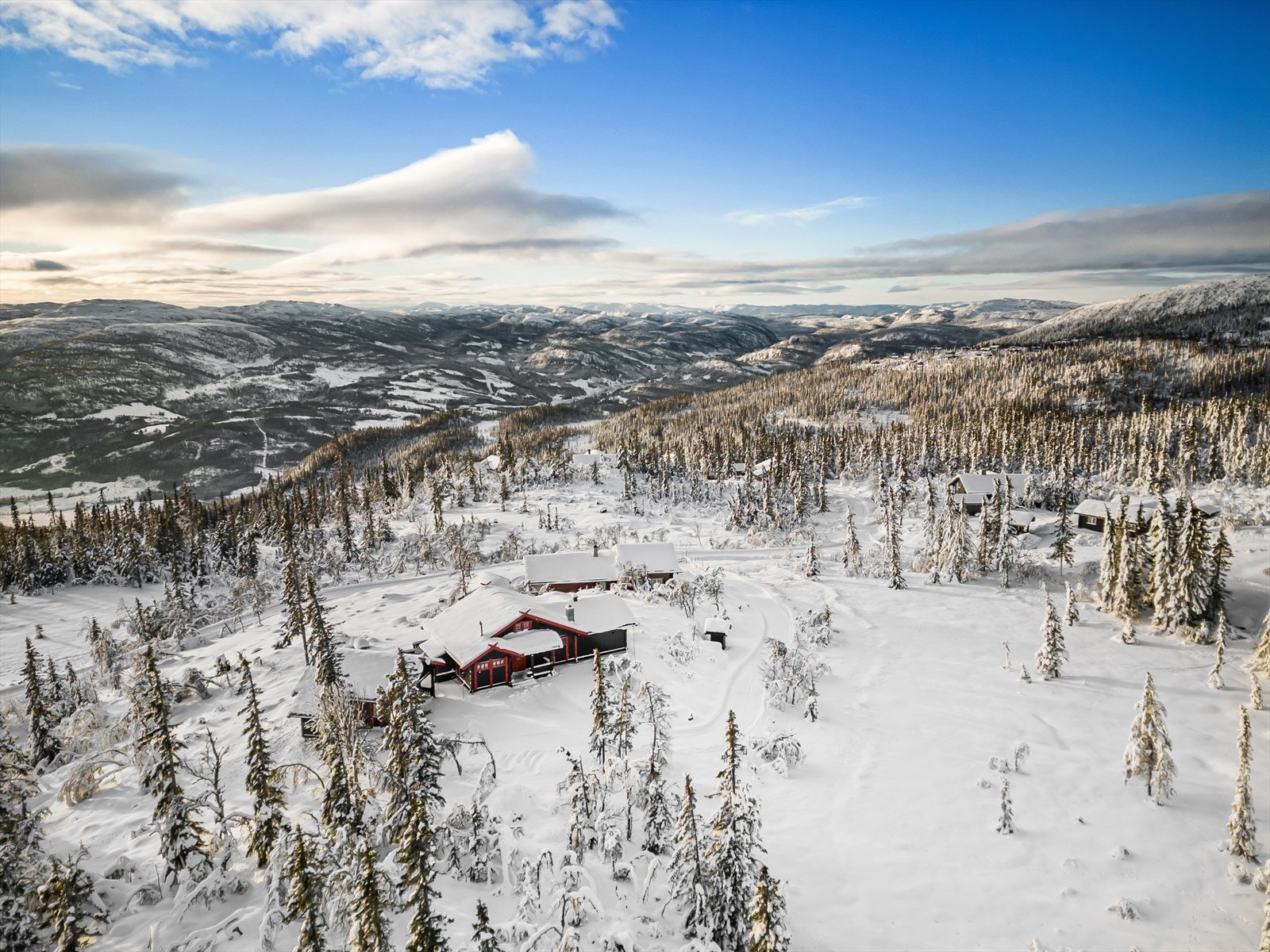 Hytta ligger fint og skjermet i terrenget. Galleribilde