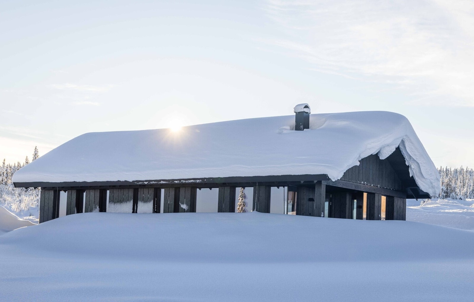 Vy hyttene har en stilren design. Foto fra en av våre oppførte Vy hytter i vinterfjellet. Galleribilde