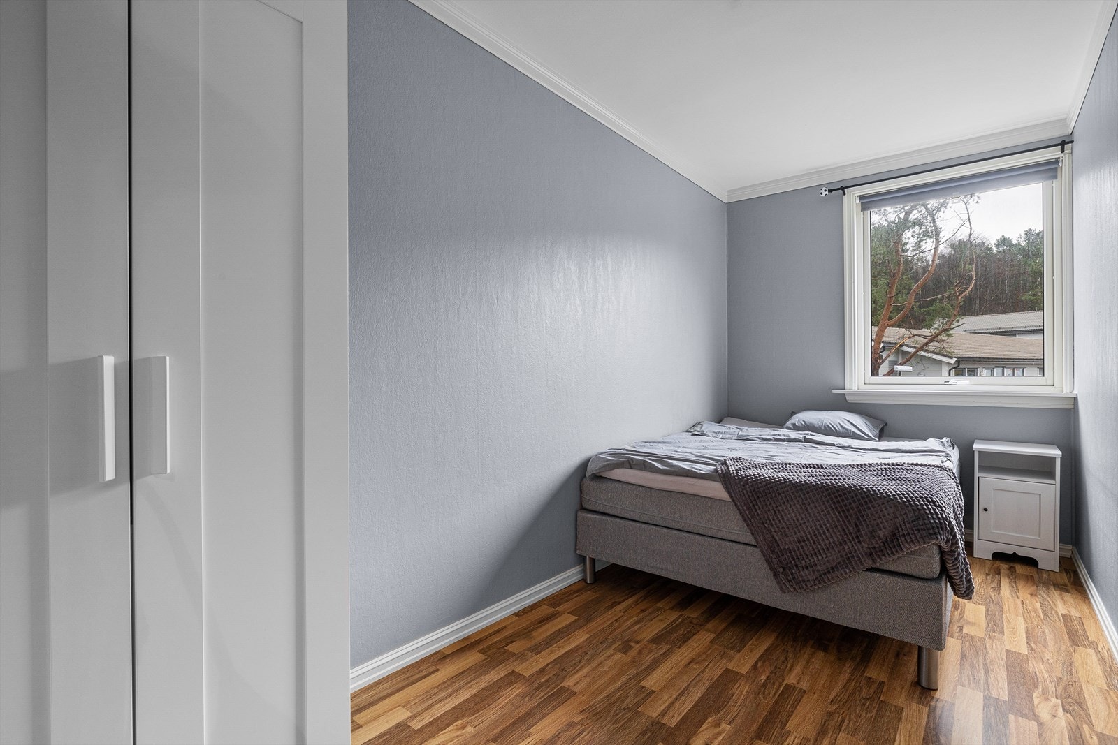 Soverom 3 på ca. 8,6 m² og innredet med garderobeskap. Galleribilde