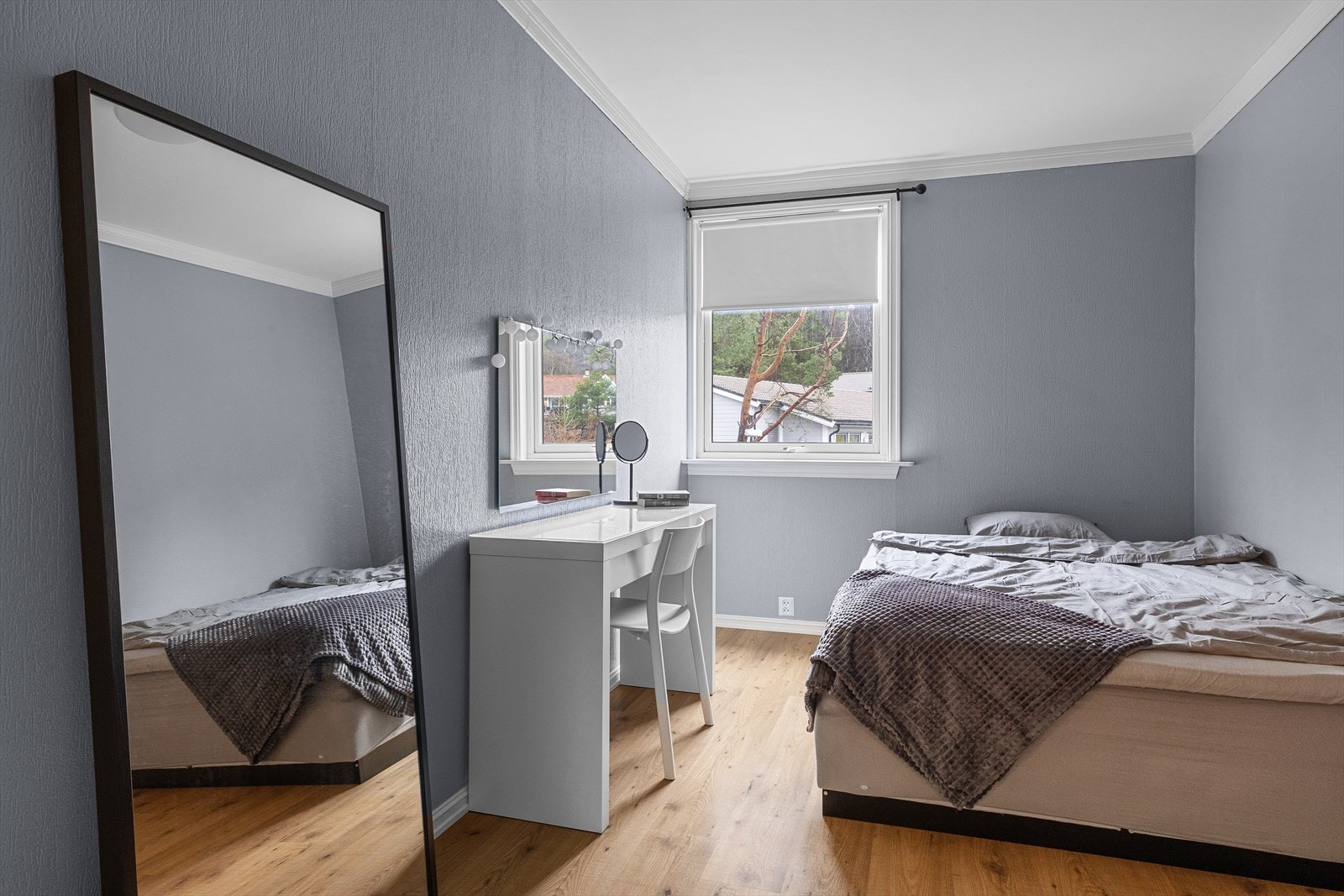 Soverom 2 på ca.10,6 m² og innredet med garderobeskap. Galleribilde