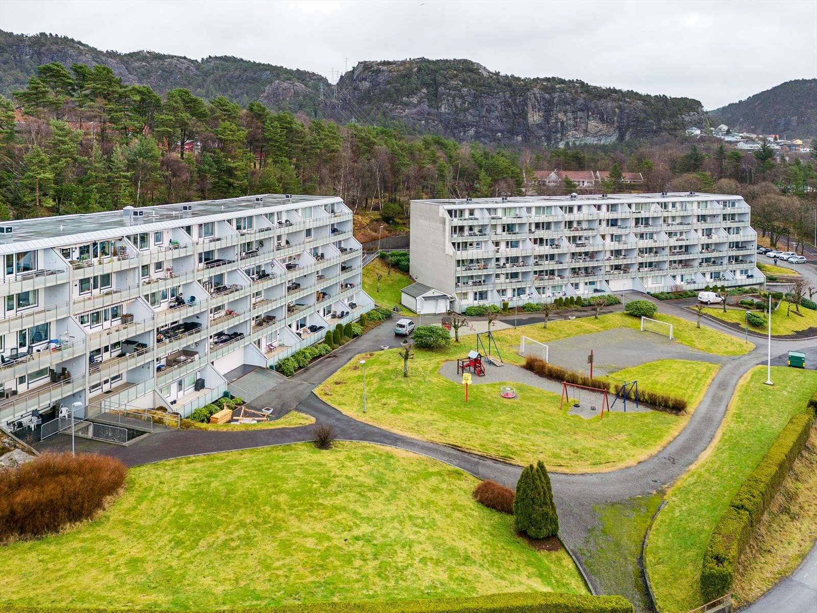 Velkommen til Vadmyrveien 71A - presentert av Trond Lorentzen v/Eiendomsmegler Vest. opparbeidet felles uteområde med lekeplass og fotballbane. Galleribilde