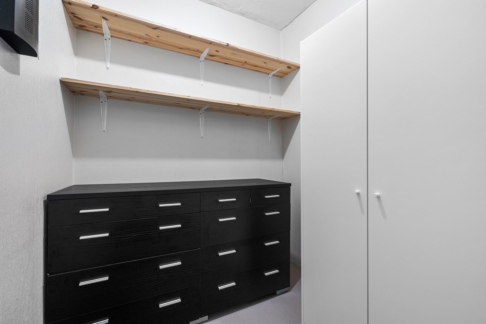 Bod/garderobe med god plass til oppbevaring. Galleribilde
