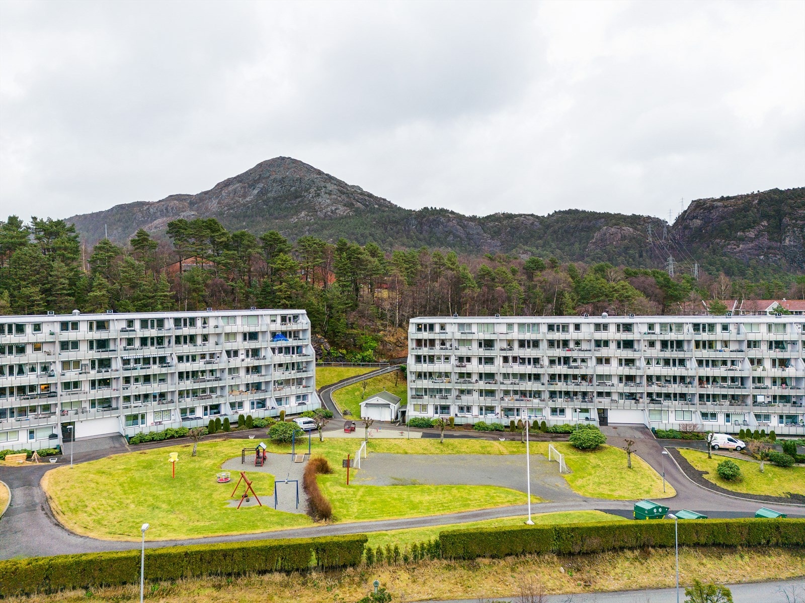 opparbeidet felles uteområde med lekeplass og fotballbane Galleribilde