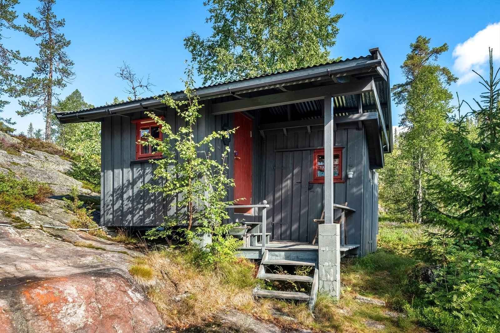 Anneks med innredet soverom og utedo. Galleribilde