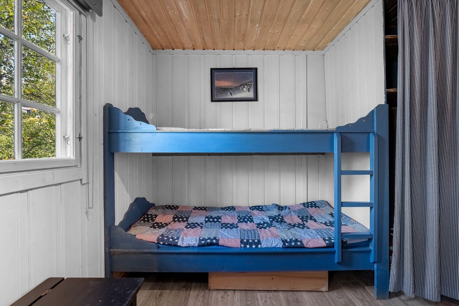 Soverom 2 har plassbygd køyeseng i hver enda av rommet. Galleribilde