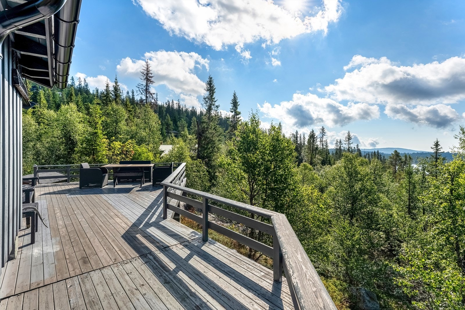 Her kan enn sitte på verandaen i fredelige og usjenerte naturomgivelser Galleribilde