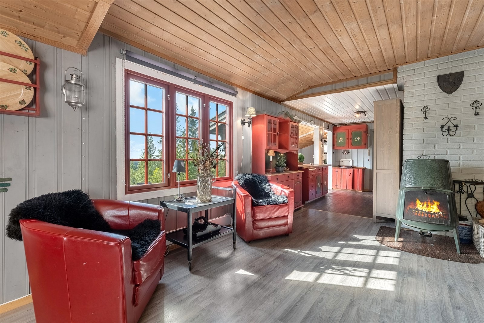 Stua er som en forlengelse av kjøkkenet. Galleribilde