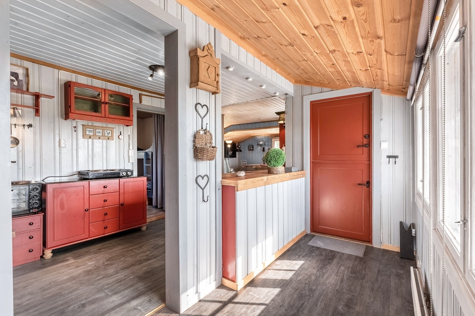 Entré med en åpen løsning mot kjøkken. Galleribilde