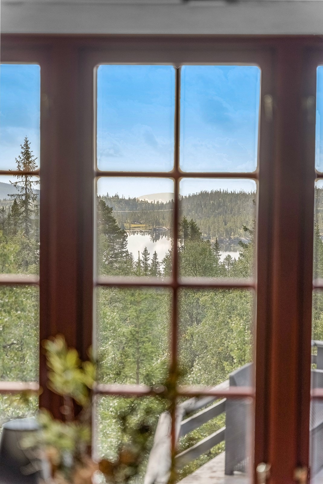 Flott utsikt til Djupsjøen fra stuevinduene. Galleribilde