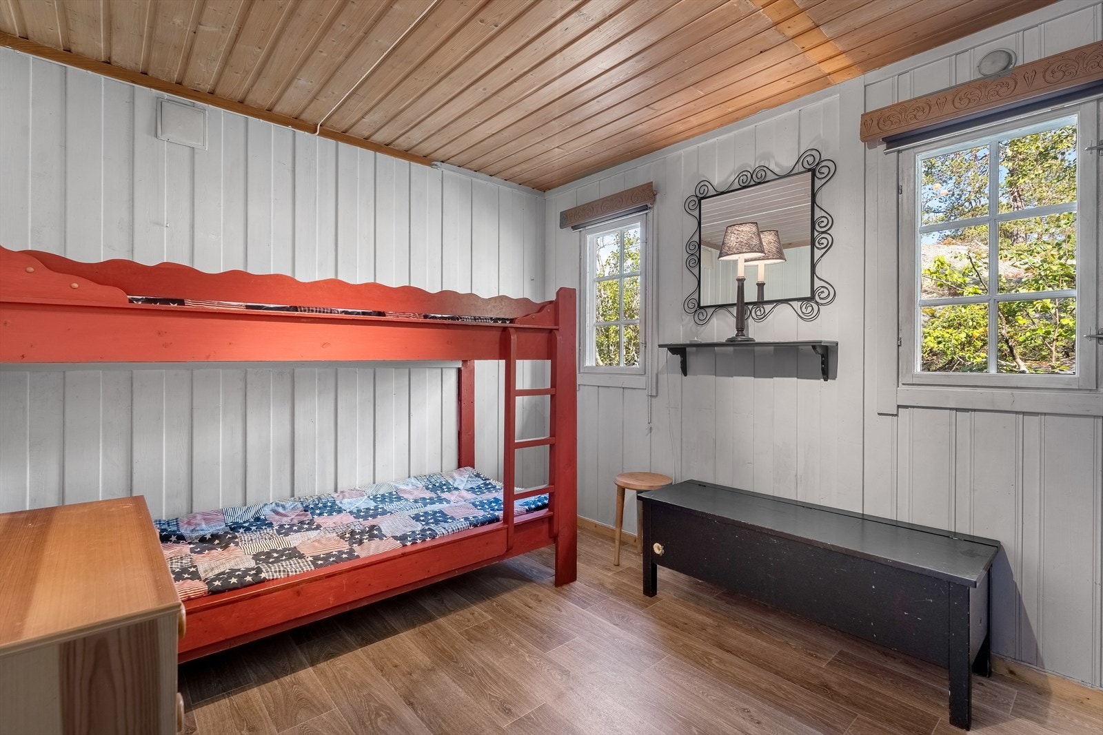 Soverom 2 har plassbygd køyeseng i hver enda av rommet. Galleribilde