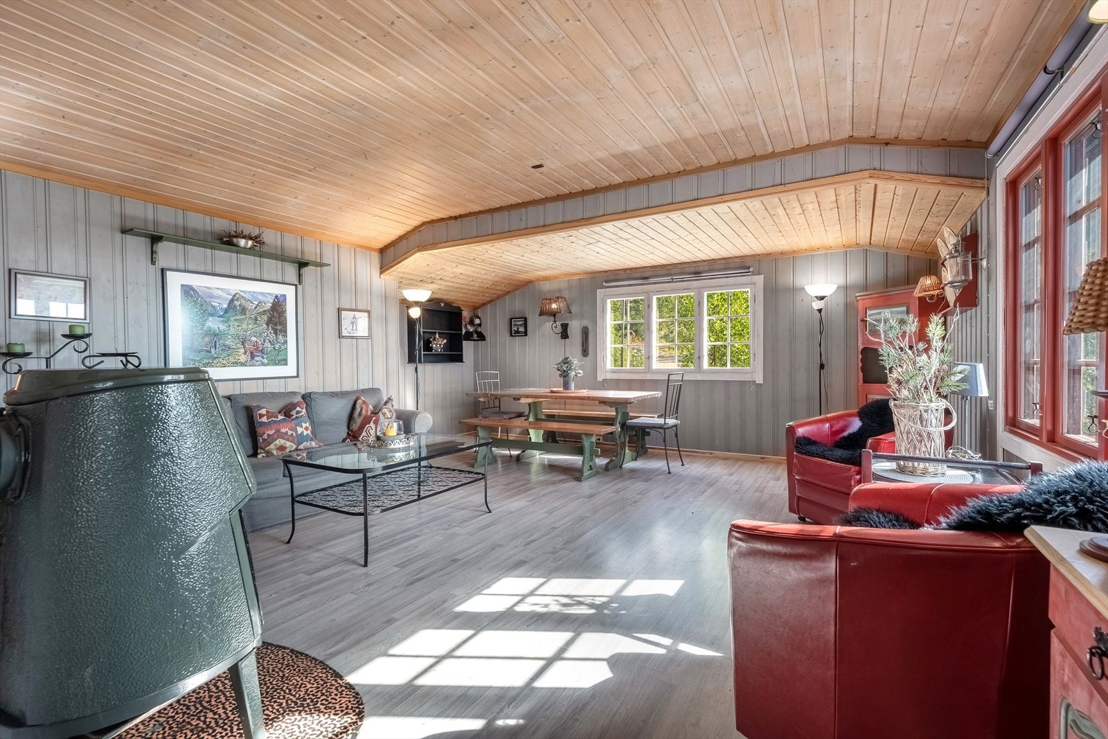 Lun og innbydende stue med god plass til spisestue og vindusflater som gir godt med lysinnslipp Galleribilde