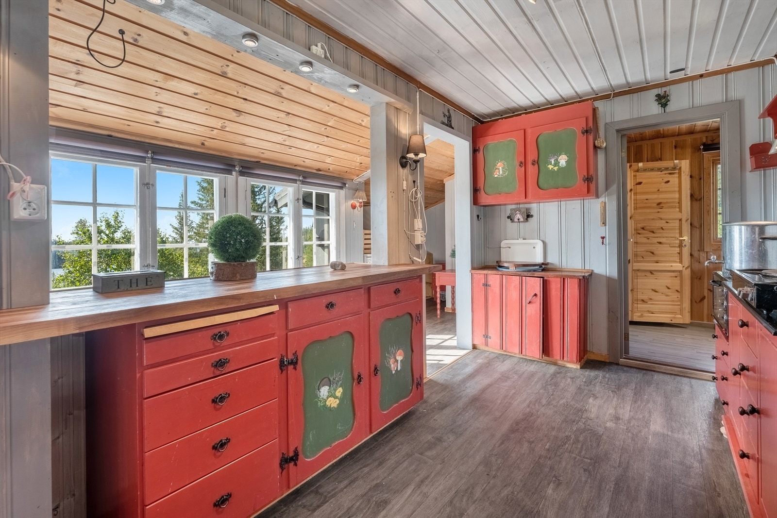 Sjarmerende og koselig hyttekjøkken med god skap- og benkeplass Galleribilde