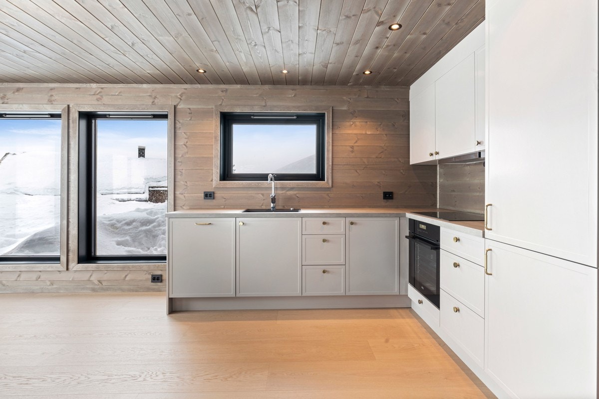 Moderne Straikjøkken med integrerte hvitevarer - Bilde fra nabohytta (speilvendt) Furåsen 32. Galleribilde