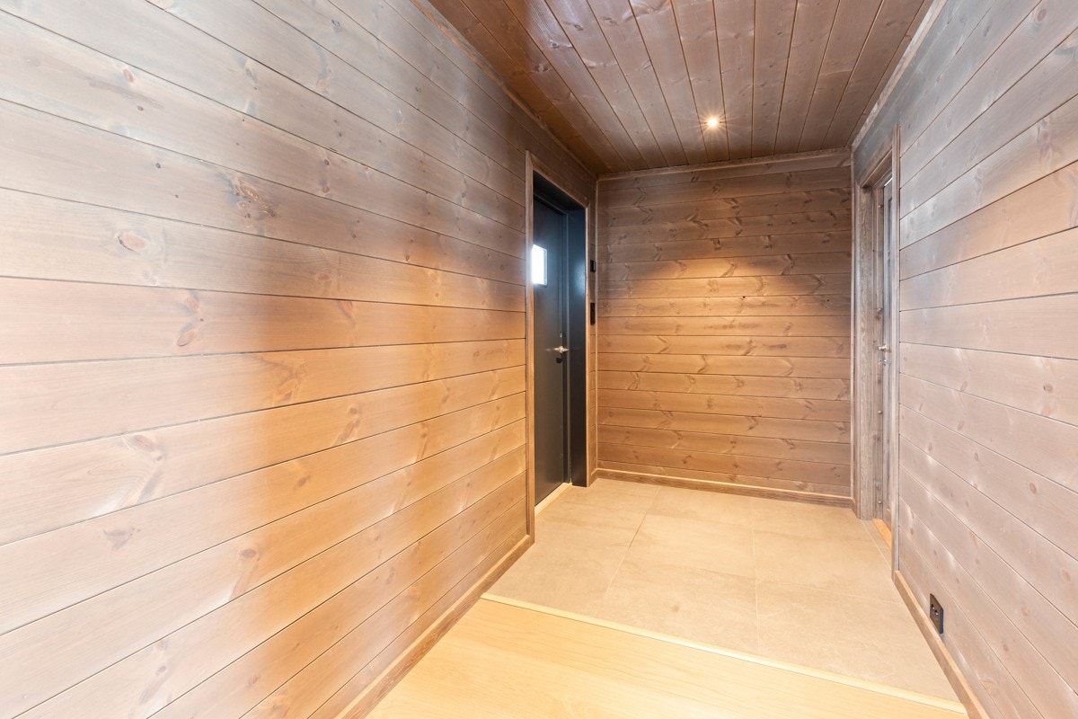 Stor gang ønsker velkommen inn - Bilde fra nabohytta (speilvendt) Furåsen 32. Galleribilde