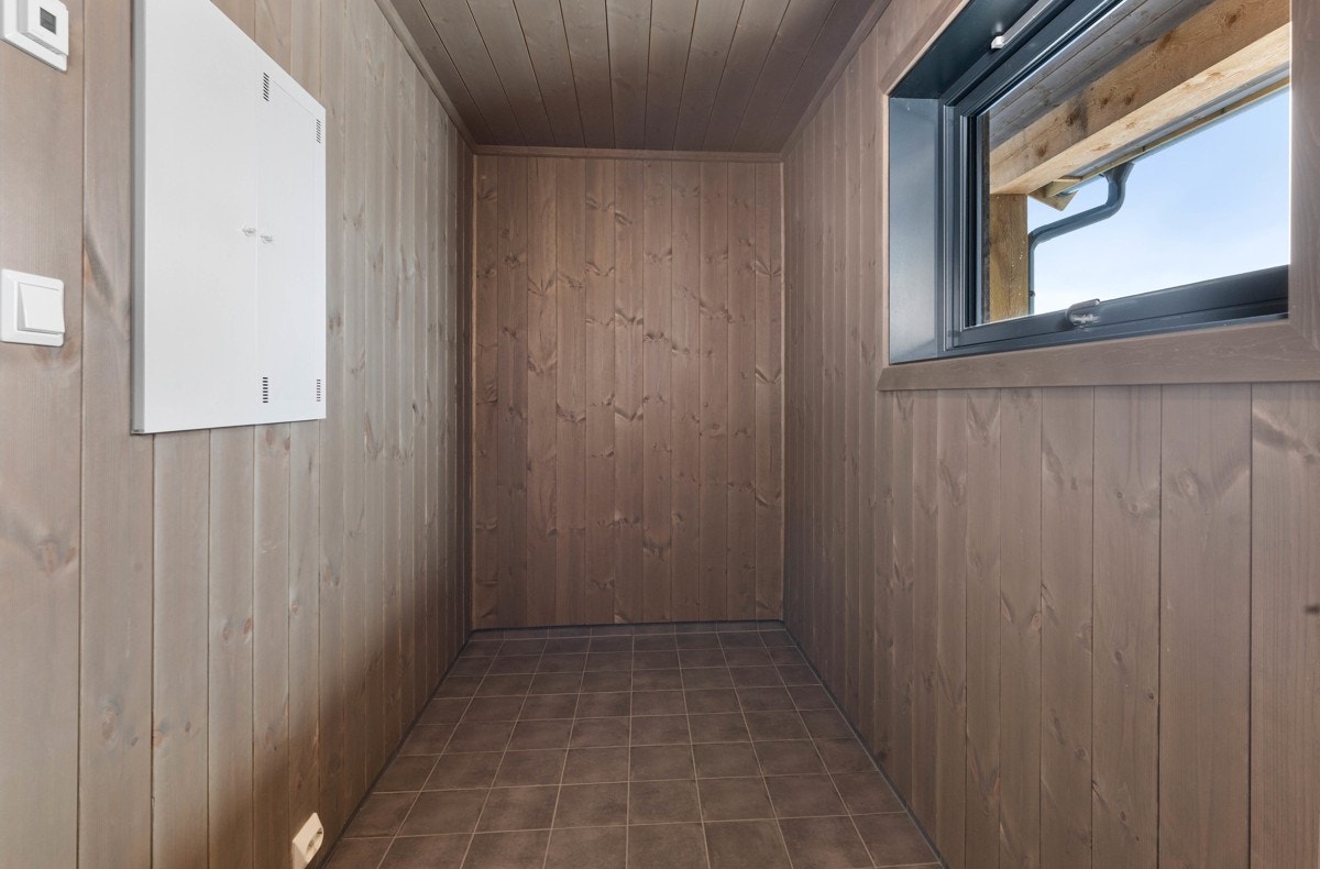 Romslig bod/vaskerom i hytta, i tillegg til utebod - Bilde fra nabohytta (speilvendt) Furåsen 32. Galleribilde