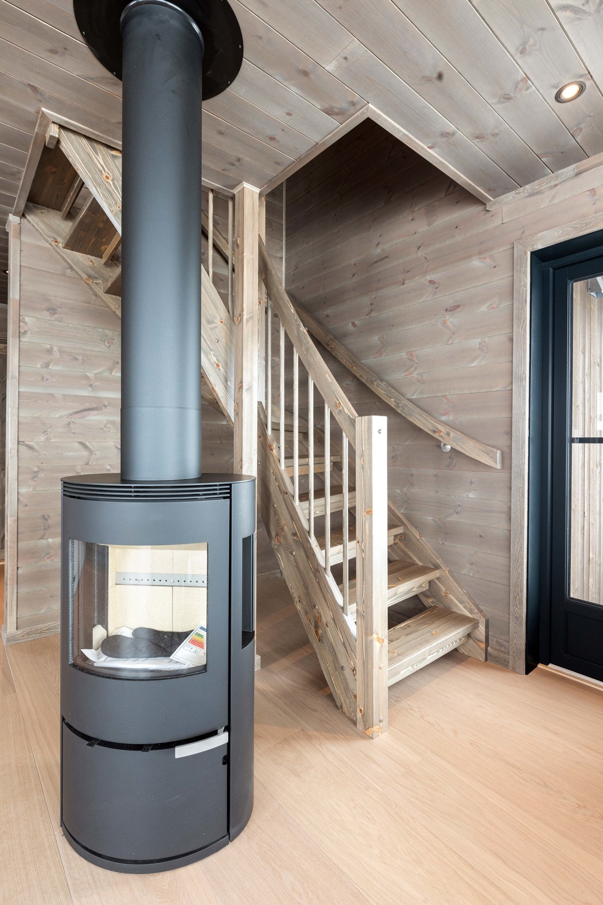 Lekker vedovn gir god varme på kjølige vinterdager! - Bilde fra nabohytta (speilvendt) Furåsen 32. Galleribilde