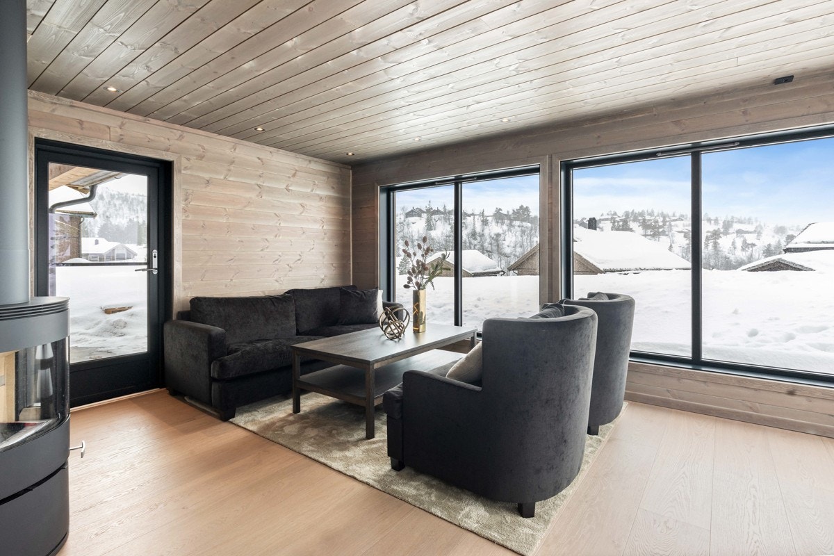 Fra stua er det utgang til støpt platting - Bilde fra nabohytta (speilvendt) Furåsen 32. Galleribilde