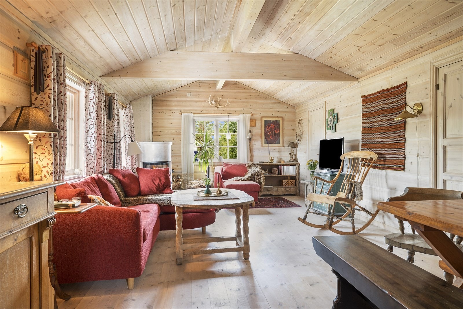 Flere vinduer som gir rommet godt med naturlig dagslys. Galleribilde