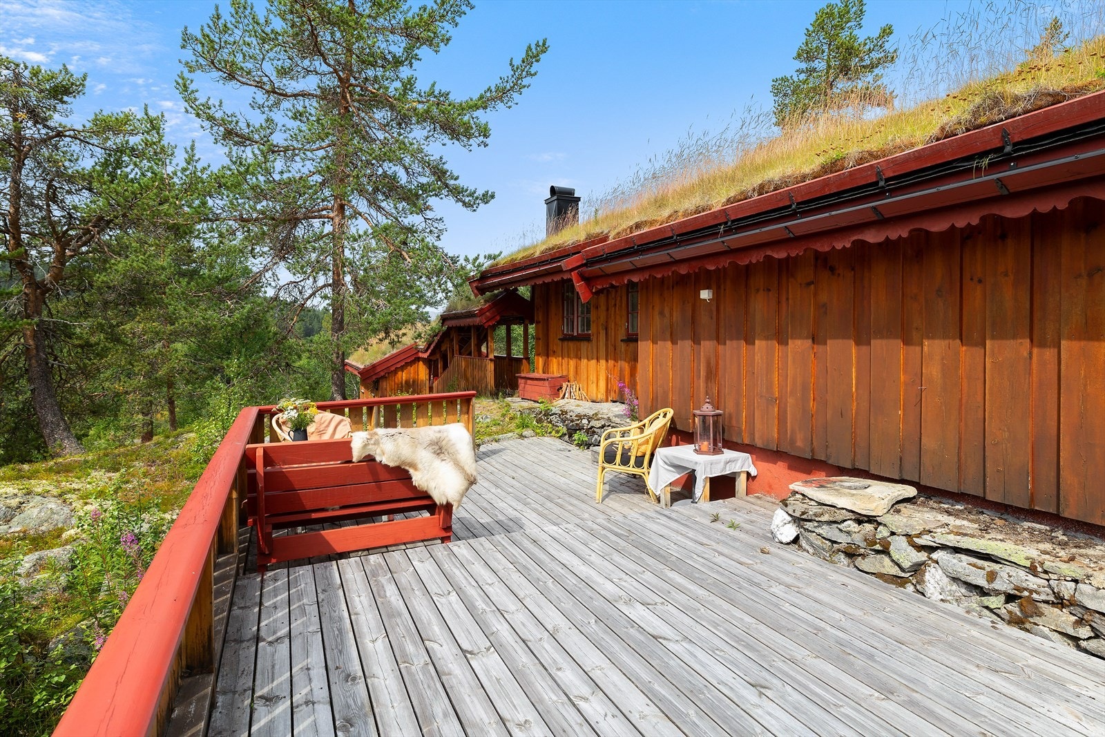 Hytta er ombygget i 1995 og i 2007 ble det bygget garasje/anneks Galleribilde