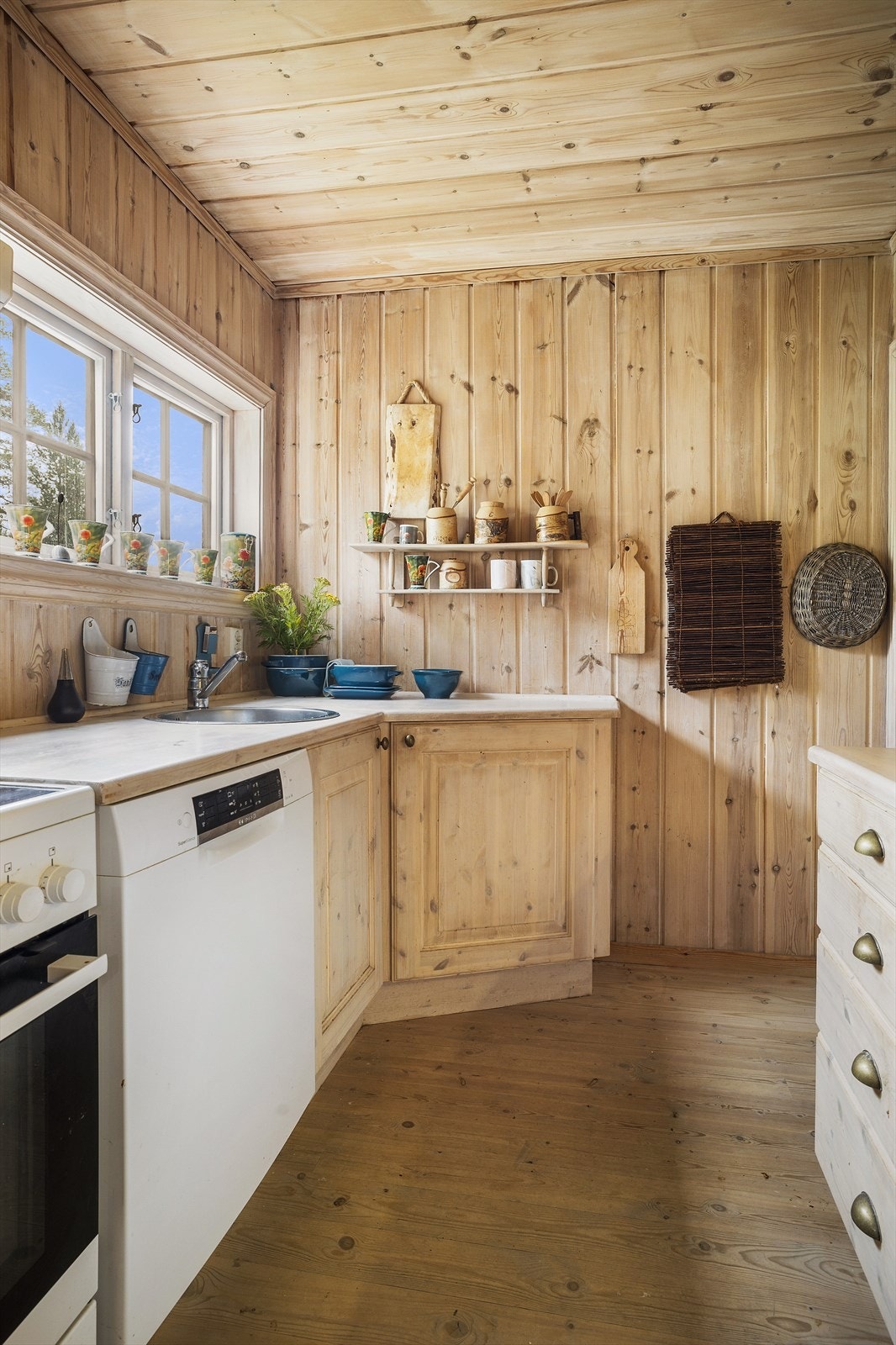 Bra med lagringsplass i over og underskap, samt arbeidsplass på kjøkkenbenk Galleribilde