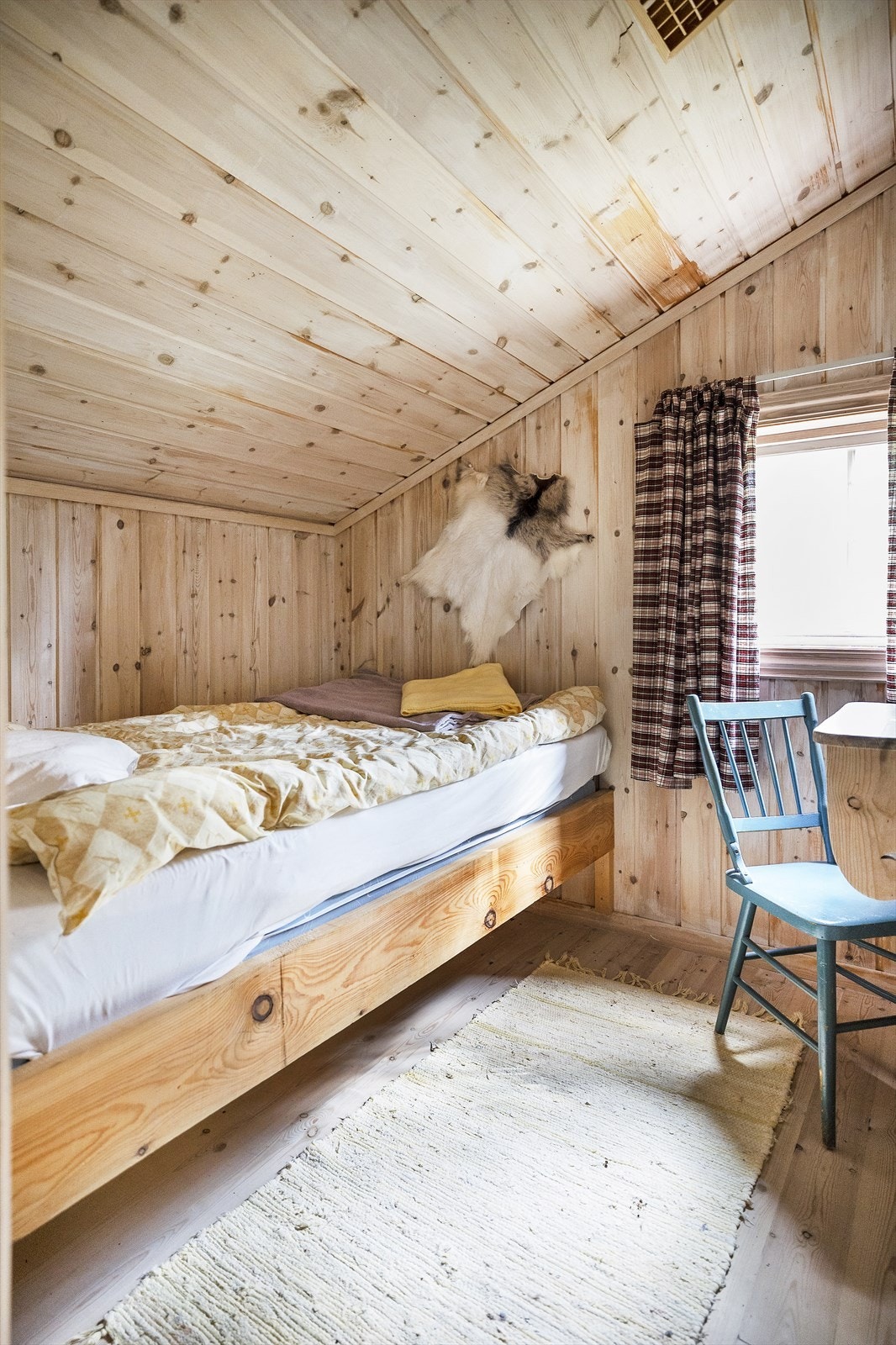 Soverom 3 hvor du trer inn fra gangen der det er plassert en plassbygd køyeseng. Galleribilde